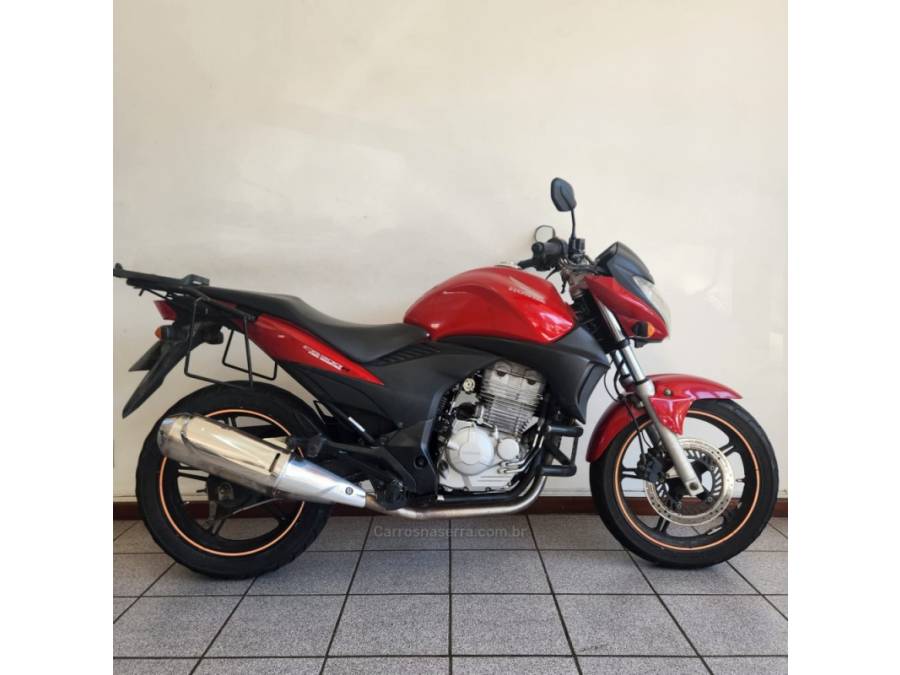 HONDA - CB 300R - 2010/2011 - Vermelha - R$ 11.500,00