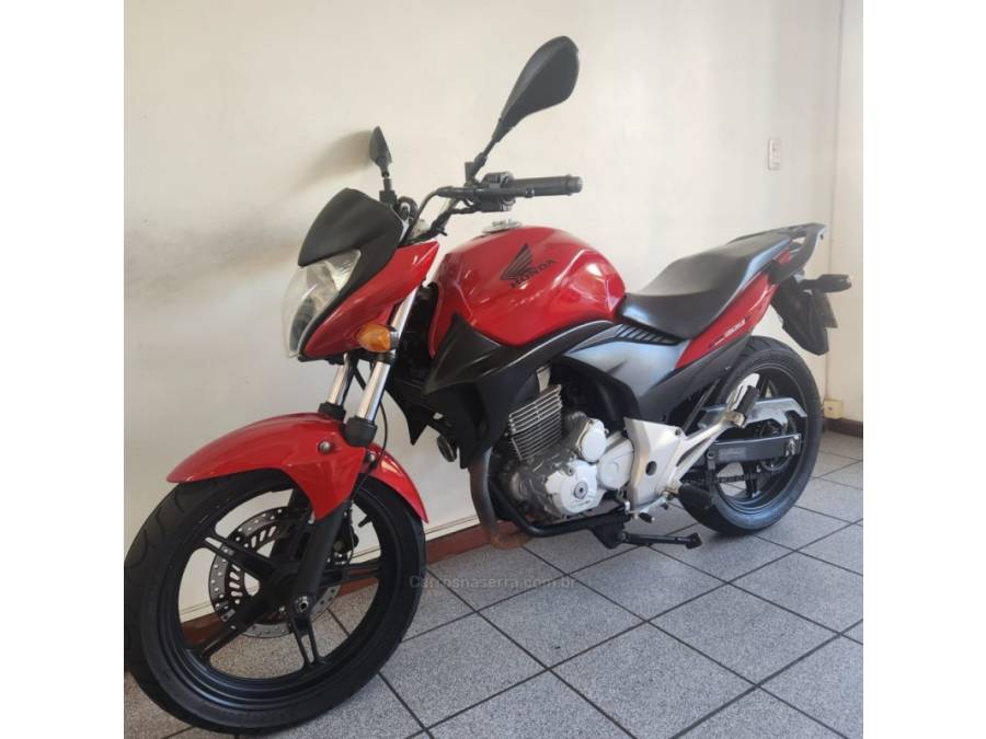 HONDA - CB 300R - 2010/2010 - Vermelha - R$ 12.900,00